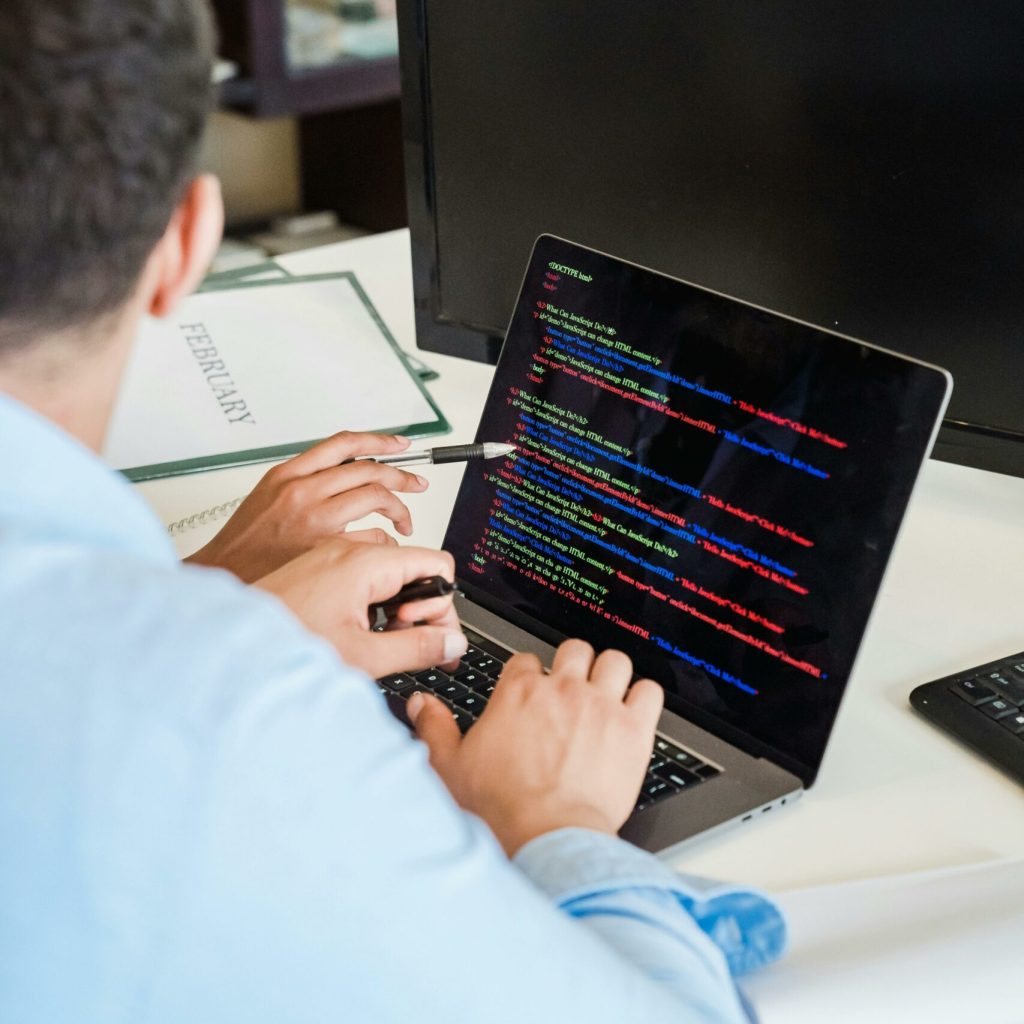 Professionnelles créant un site wordpress personnalisé lors d’un accompagnement chez medialdi